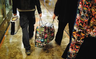 5月2日，馬航乘客家屬離開(kāi)麗都飯店。當(dāng)日，麗都飯店二層家屬區(qū)正式關(guān)閉，大部分家屬返鄉(xiāng)。