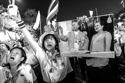 5日，泰國巴蜀府海濱度假勝地華欣，數(shù)萬民眾身穿國王的代表色“黃色”T恤，自發(fā)上街，口喊“國王萬歲”的口號(hào)。