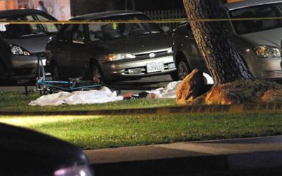 5月23日在美國加州大學(xué)圣巴巴拉分校附近的槍擊現(xiàn)場拍攝的死者遺體。