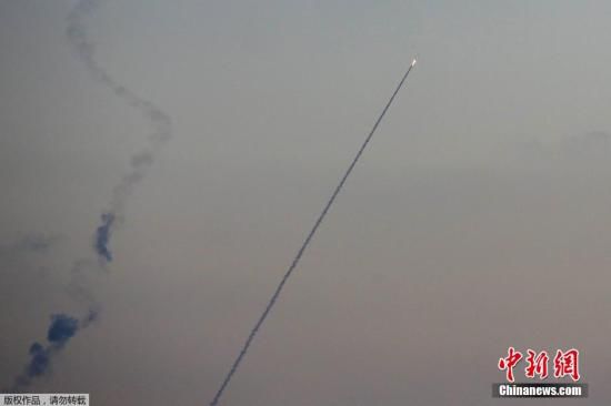 當(dāng)?shù)貢r(shí)間2014年7月13日，以色列斯德洛特，從加沙地帶飛往以色列境內(nèi)的導(dǎo)彈劃破夜空。