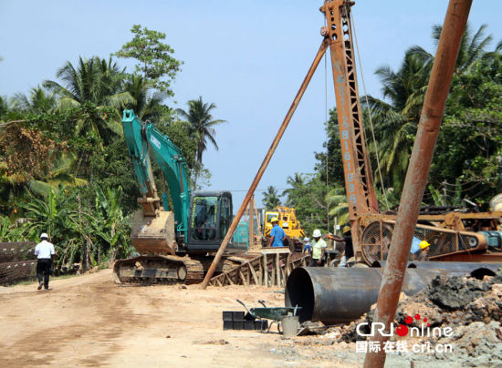 　斯里蘭卡南部鐵路項目施工現(xiàn)場。一臺打樁機正在進行鐵路橋橋墩作業(yè)。(攝影：孫洋)