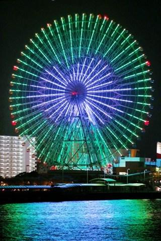 直徑100米的摩天輪上映出多種花式圖案。