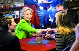 在宣傳片中，希拉里熱情地與三名“普通美國人”交談。