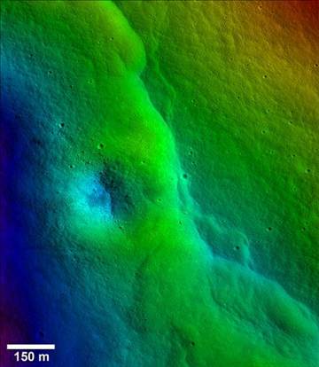 不只月球引力影響地球，科學(xué)家借由月球表面數(shù)千的裂縫推斷，地球引力似乎正對月球表面造成嚴重影響