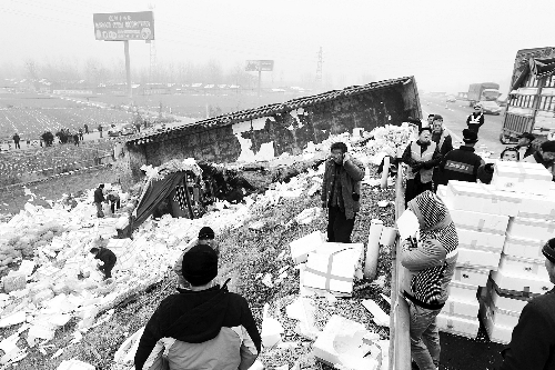 　京港澳高速長(zhǎng)葛段，又一輛拉蔬菜的車翻在路邊
