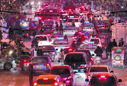 昨晚11點，二七廣場仍較擁堵。圖為東太康路在擁堵中。