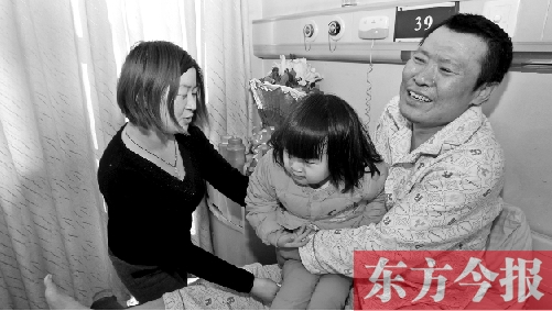 李剛患骨肉瘤急需手術(shù)，最放心不下的就是他的妻子、女兒