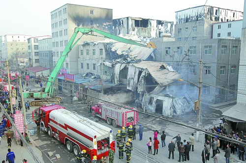 風(fēng)助火勢，6座相鄰的居民樓加建的板房樓陸續(xù)被大火引燃。