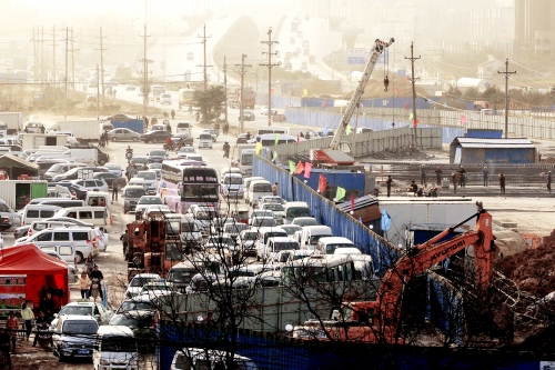 昨日上午，京廣路與南三環(huán)交叉口附近堵成了一鍋粥