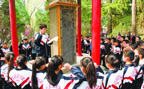 　　4月3日,宜陽(yáng)縣1000余名師生通過(guò)獻(xiàn)花、宣誓、掃墓、讀祭文等形式緬懷革命先烈。 田義偉 攝