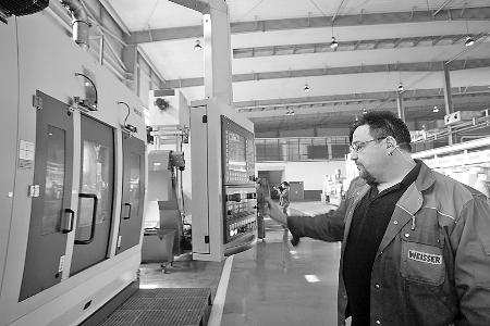 　　▲5月7日，來(lái)自德國(guó)的專(zhuān)家正在中原內(nèi)配股份有限公司的生產(chǎn)線上調(diào)試設(shè)備。