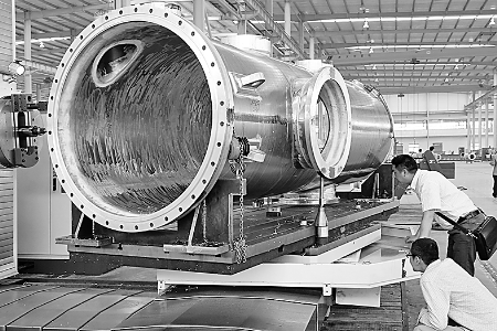 ▲5月6日，河南飛宇實(shí)業(yè)有限公司的技術(shù)人員正在調(diào)試設(shè)備，準(zhǔn)備試生產(chǎn)。