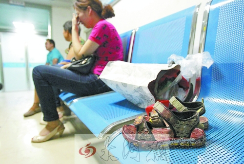 7歲男孩去廁所被“精神病”大男孩捅十多刀,孩子父母和孩子姥姥在手術(shù)室前痛哭。孩子的涼鞋上全是血跡。