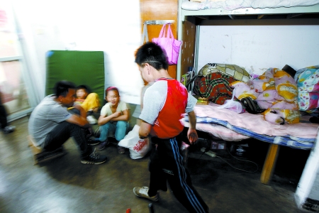 孩子們住在這里，沒(méi)有上學(xué)，大部分時(shí)間是練功，出去表演