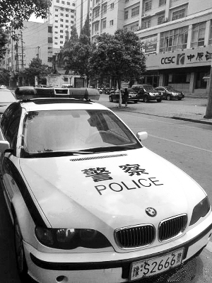 停在信陽(yáng)街頭的寶馬警車