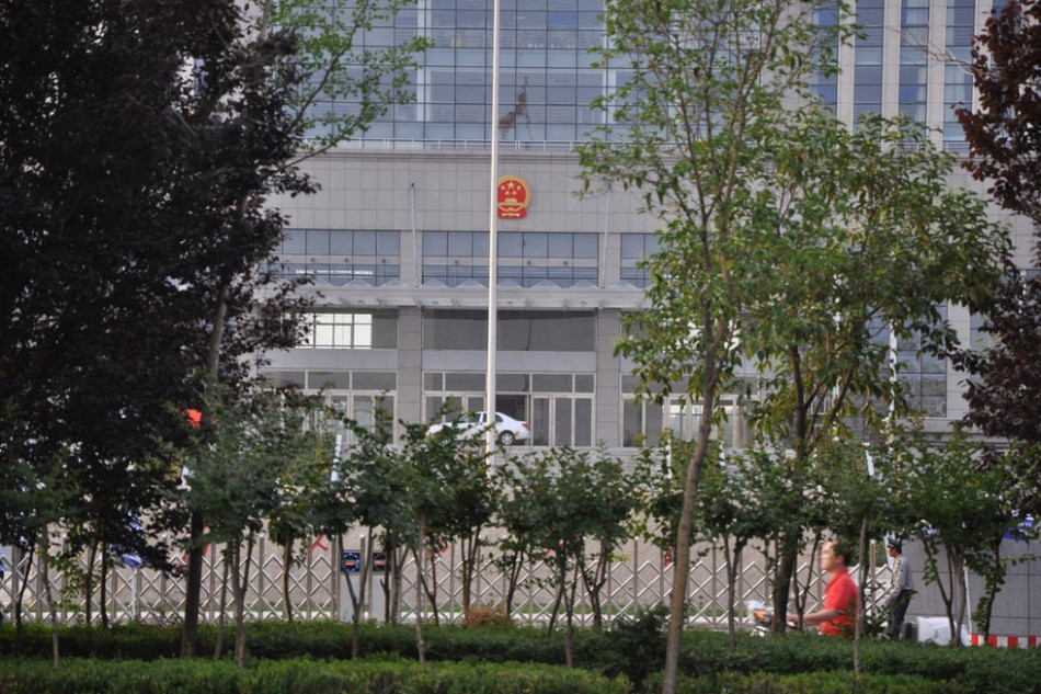 　　圖為魏都區(qū)政府門前的國徽和隱約的“為人民服務(wù)”字樣。來源：光明網(wǎng)