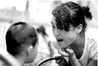 　張麗梅的發(fā)音吐字并不清晰。但她每次教兒子練習，都力求做到“聲情并茂”。