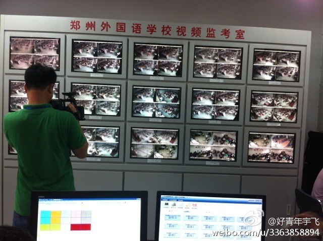 在鄭州外國(guó)語(yǔ)中學(xué)監(jiān)控室，映象網(wǎng)記者看到，各考點(diǎn)秩序井然。