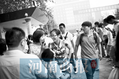 考場(chǎng)外，家長(zhǎng)用溫暖的笑容迎接孩子