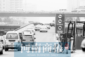 紫荊山立交橋上橋口，已經(jīng)有非綠標(biāo)車禁止通行的標(biāo)志 王春勝/攝