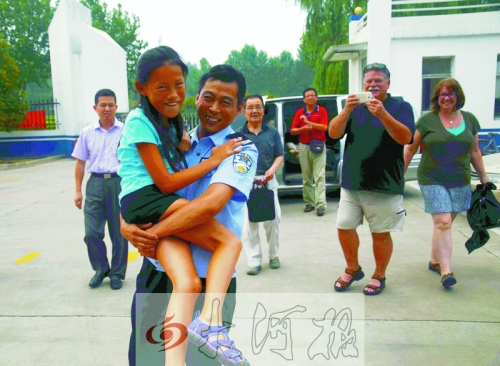 黨心松一行人剛下車，楊衛(wèi)軍就一把抱起了她，流露出幸福的笑容，不遠(yuǎn)處史蒂夫拍照銘記這一刻。
