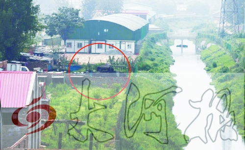 　彩虹橋西南側(cè)有一個大型地溝油加工窩點，廢水流入旁邊的排水渠。
