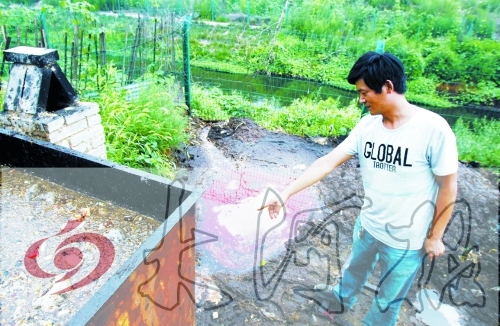 煉油點將骯臟、臭氣熏人的廢水直接排入溝渠。