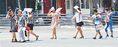  街頭，遮擋陽光是一門“技術(shù)活”。