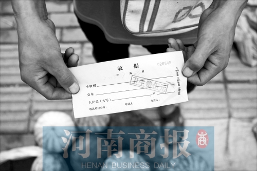 百花路附近的瓜農(nóng)宋師傅交完衛(wèi)生費(fèi)后收到一張收據(jù)，但沒(méi)有收款單位