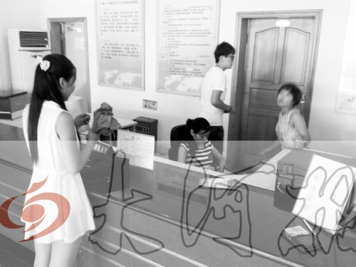 鄭州市人才交流服務(wù)中心二樓大廳，剛畢業(yè)大學(xué)生咨詢政策，工作人員卻在若無(wú)其事地玩手機(jī)。