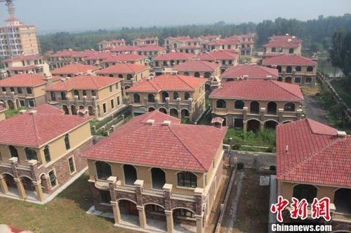 在鄭州市惠濟(jì)區(qū)花園口鎮(zhèn)申莊村的黃河岸邊，這處豪華別墅群蔚為壯觀。侯偉勝 攝