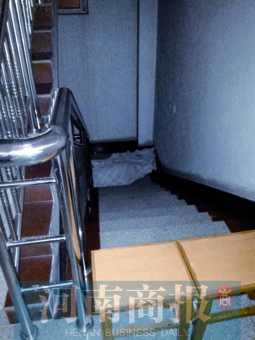 昨晚7點(diǎn)多，女孩的尸體還未移走 見習(xí)記者 姬中貴/攝