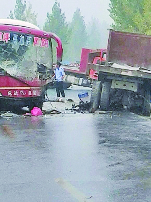 　大巴車(chē)破損嚴(yán)重