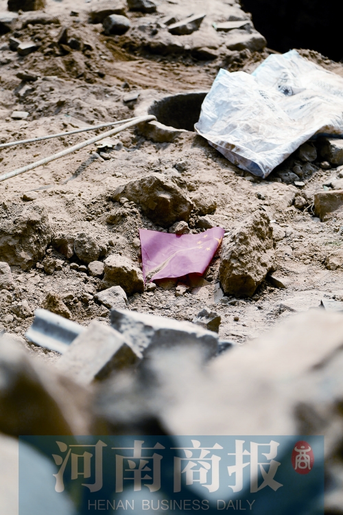 　　孩子墜井前，手里拿著國旗，邊走邊玩……
