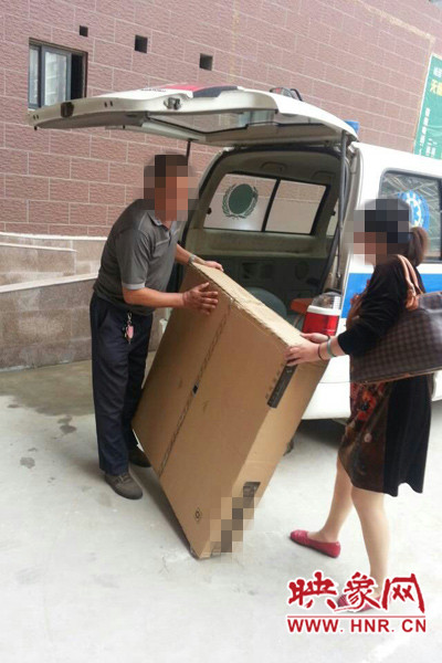 工作人員正在搬卸家具。