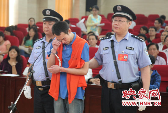 庭審現(xiàn)場(chǎng)，幾度流下淚水的小偉，后悔當(dāng)初太過(guò)沖動(dòng)。魏海勇-攝