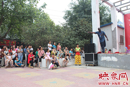 塞內(nèi)加爾羅斯和旋律鼓團(tuán)創(chuàng)辦者羅斯現(xiàn)場與觀眾互動(dòng)