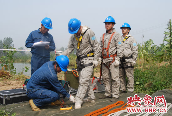 “弟兄們”每次上塔作業(yè)，樊建軍都要認(rèn)真核對檢查，不容一絲失誤出現(xiàn)。