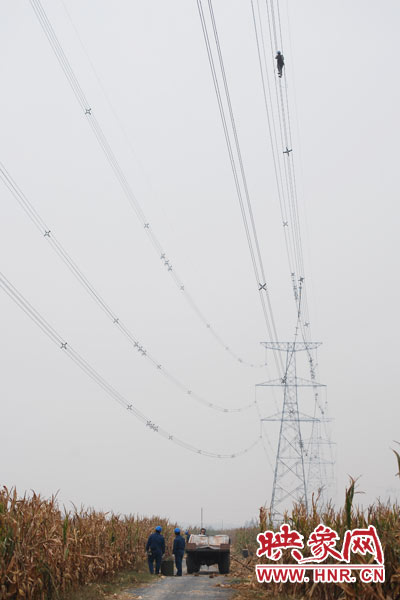 樊建軍自已笑稱，他們更像是一群“高空舞者”。