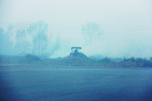 　9月底，南陽市社旗縣一處秸稈焚燒現(xiàn)場。此次督察通報，該縣被罰款9萬元。