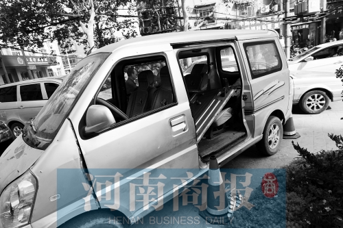 　面包車的后座上，放著被掰掉的車門