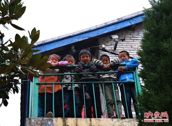 對于記者的到來，孩子們充滿了好奇