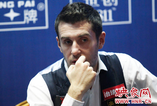 塞爾比在結(jié)束采訪時(shí)，情緒很低落