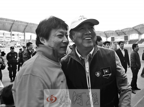 比賽結(jié)束后，老胡熱情擁抱老唐。