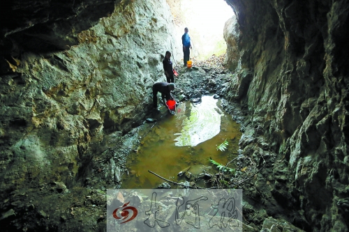 村民說(shuō)以前這里的水很深，現(xiàn)在也就剩這么一點(diǎn)兒了。