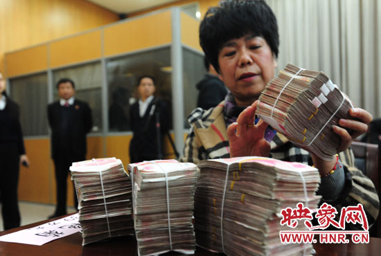 當(dāng)天共發(fā)放執(zhí)行款4110萬元。其中，支票4018萬元，現(xiàn)金92萬元。