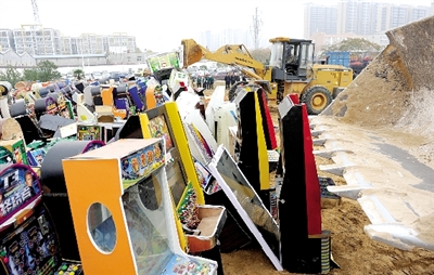 昨日16時(shí)，在鄭州市公安局治安支隊(duì)院內(nèi)，省會(huì)警方集中銷毀了“雷霆”行動(dòng)中查獲的賭博機(jī)等涉賭物品