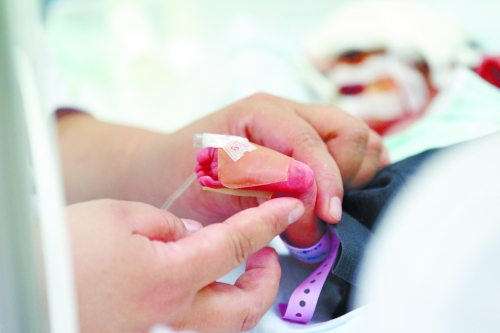 早產(chǎn)兩個月，孩子的生命之路更需要親人的陪伴。