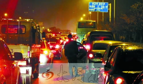 上周五晚上7點(diǎn)多,東風(fēng)東路車輛擁堵,一個(gè)多小時(shí)只能前行100米。