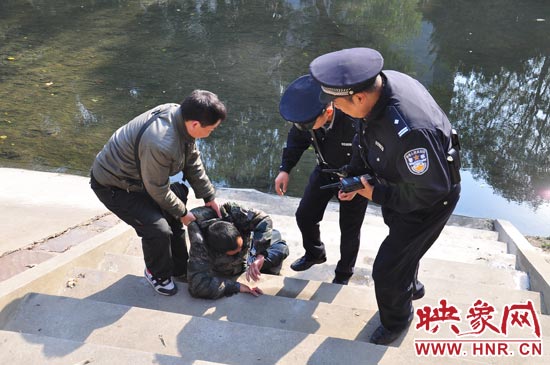 該男子滾入冰冷的金水河，嗆了幾口污水，連滾帶爬從水中出來，隨后被金水路派出所民警救上岸。